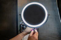 Lustro łazienkowe Humanas HS-BM01 z podświetleniem LED - czarne 