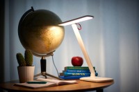 Lampka biurkowa LED Newell Sundesk NH003 z wyjściem USB - biała