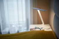 Lampka biurkowa LED Newell Sundesk NH003 z wyjściem USB - biała