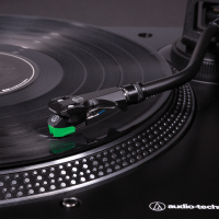 Gramofon Audio-Technica AT-LP120XUSB z napędem bezpośrednim (analogowy i USB)