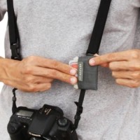 Pasek do aparatu Crumpler Singapore Sling śnieżno-biały