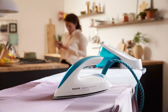 Żelazko z generatorem pary Philips PerfectCare Compact Essential GC6819/20